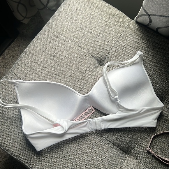 2 brand new Victoria’s Secret bras - Picture 5 of 12